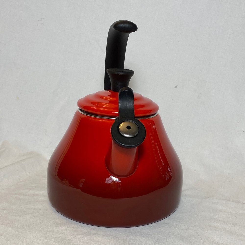 Le Creuset Red Ombré Whistling Enamel Tea Kettle - Picture 2 of 14
